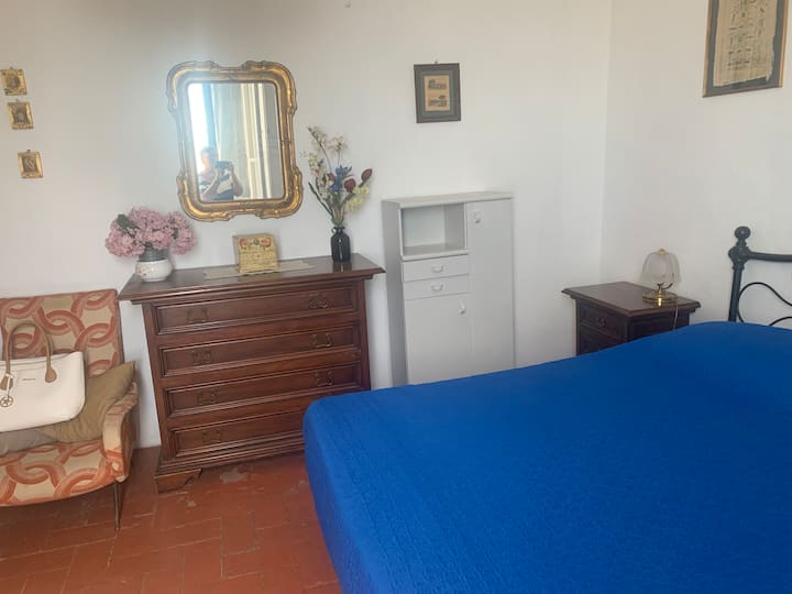 Dvokrevetna spavaća soba i krevet za jednu osobu. Ladica, skica, ormar na noćnom ormariću. Prijenosni ventilator, mreža za komarce, prozor koji se proteže cijelom Maremom 