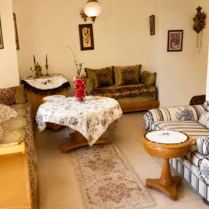 salon privé avec 2 canapés marocains traditionnels+un canapé moderne et2 matelas au sol 
comme vivait et dormi nos ancêtres 
pour vivre les pures coutumes et traditions marocains au plein centre de Rabat ds un quartier Andalouse