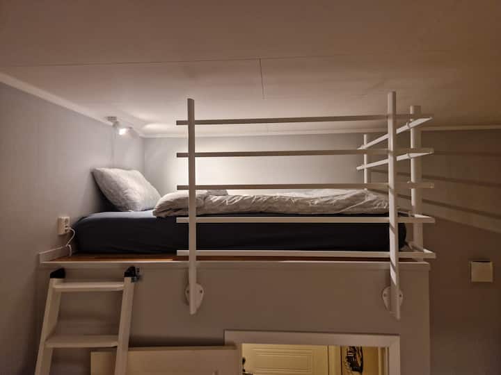 Rub s madracem od 120 cm.
Utičnica,  svjetla i ventilator.