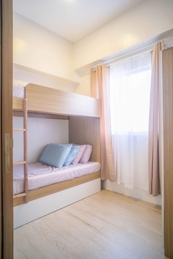 בחדר שינה 1 יש מיטת קומתיים עם מיטה נפתחת, ארון ומזגן מפוצל. 