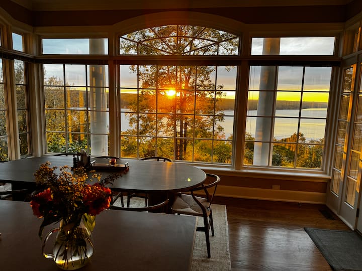 Cayuga Room - King Bed With Private Bath - Lansing, NY