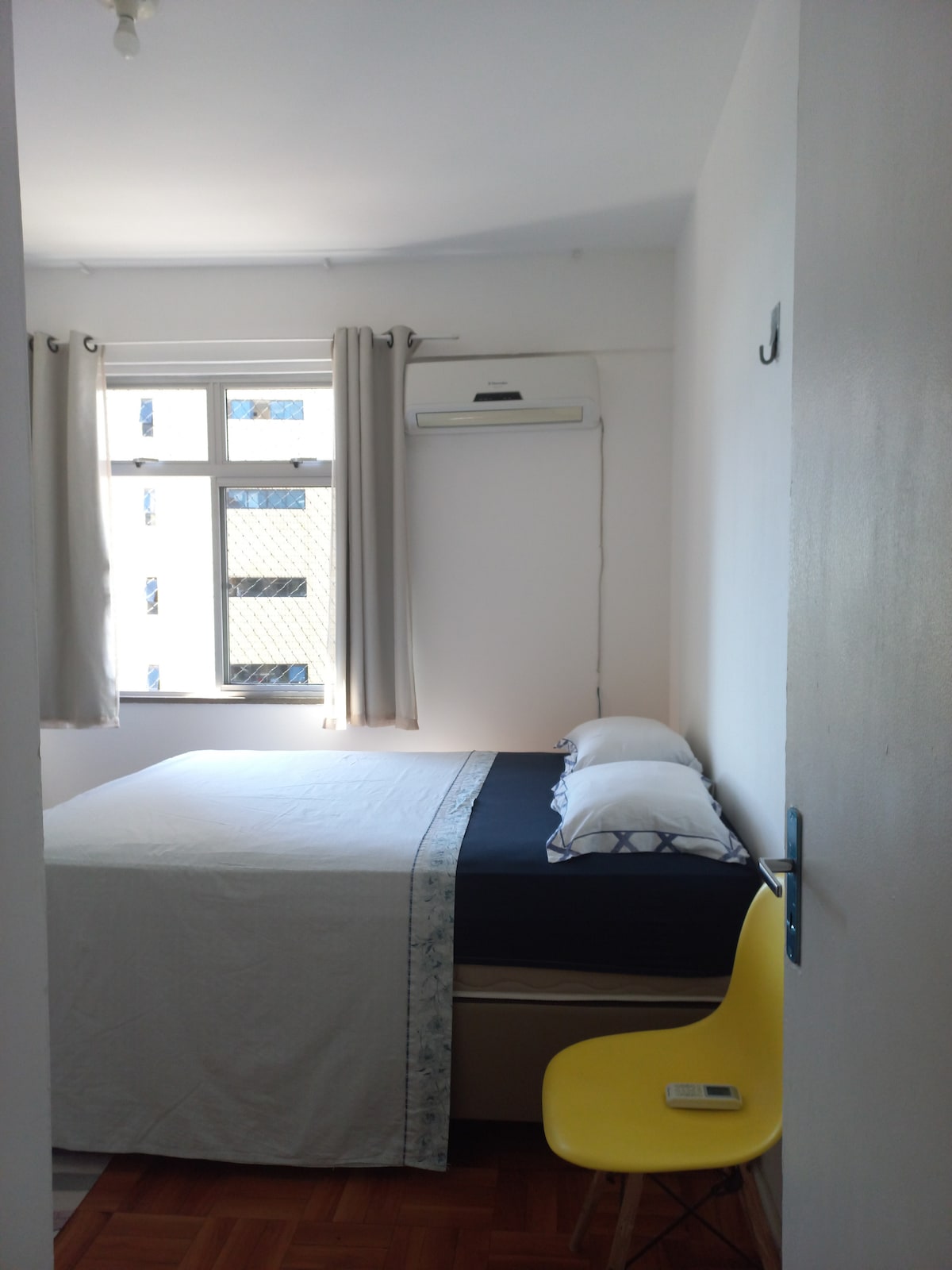 Foto do anúncio de Só Quarto com ar comvista p/o mar no Ap que moro no Meireles
