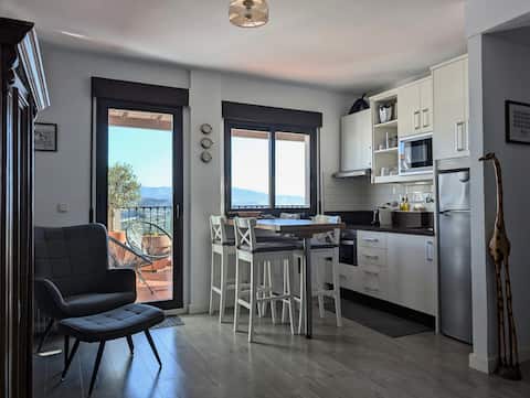 Popular Airbnb listing: Lolapaluza Penthouse: Casco Antiguo, Zeezicht & Garage in Salobreña