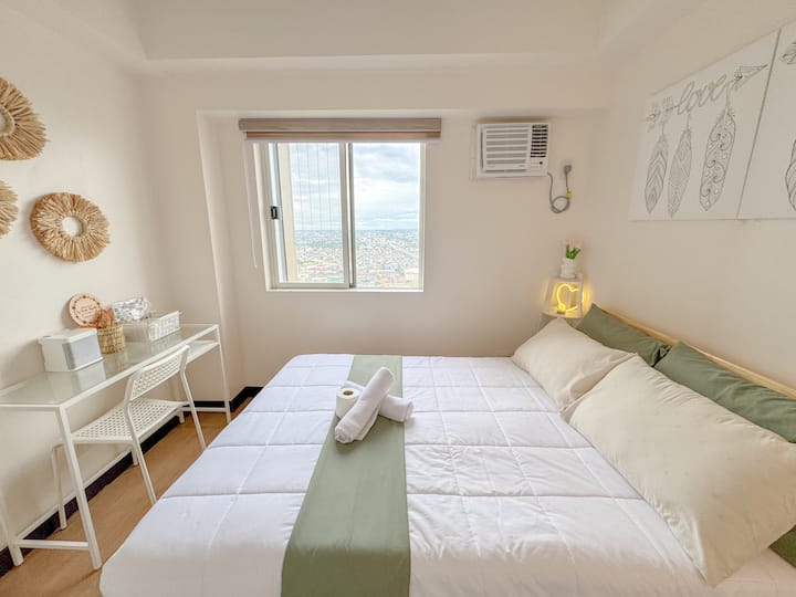 En el dormitorio, se proporcionan sábanas limpias. 4 almohadas, un edredón, una sábana plana, un escritorio y una silla, que puedes usar para trabajar/estudiar. También hay una luz/lámpara nocturna para ti.