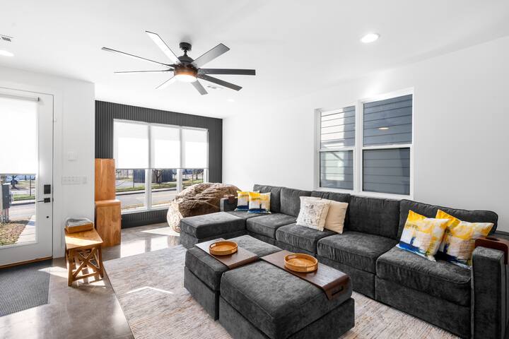 Modern New Home, Big Roofdeck, Minutes to Downtown gallery image 2