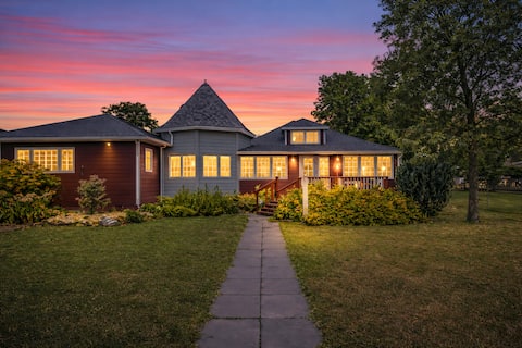 Lakeview | Walk to Beach, Sauna, Fire & Pizza oven