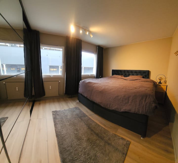 Hoofdslaapkamer met kingsize bed en tweepersoonsdekbed