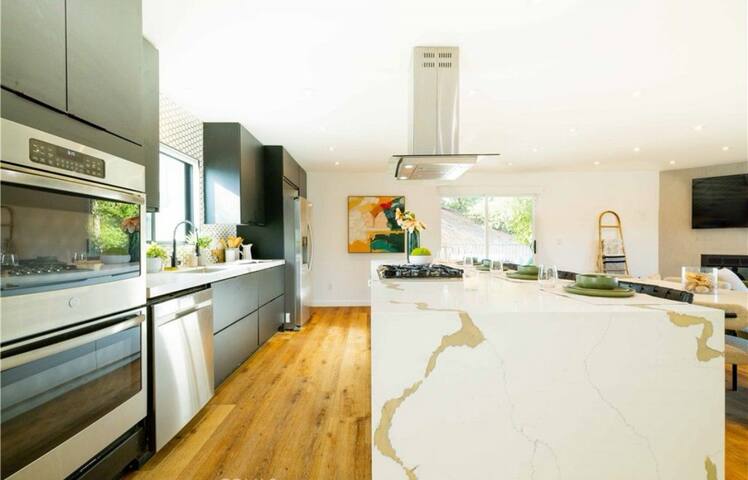 Hills house w/views and hot tub gallery image 3