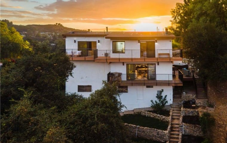 Hills house w/views and hot tub