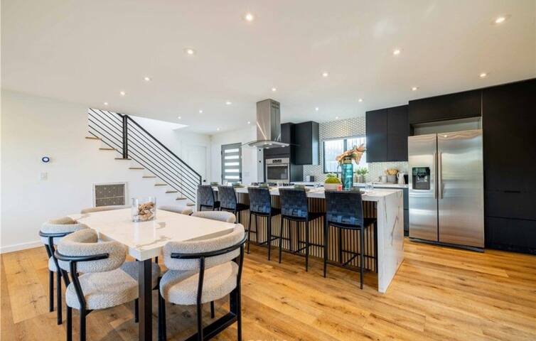 Hills house w/views and hot tub gallery image 4