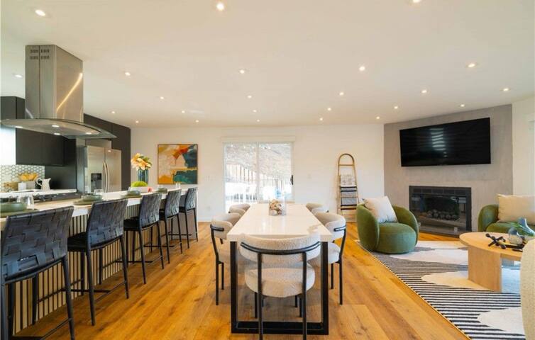 Hills house w/views and hot tub gallery image 5