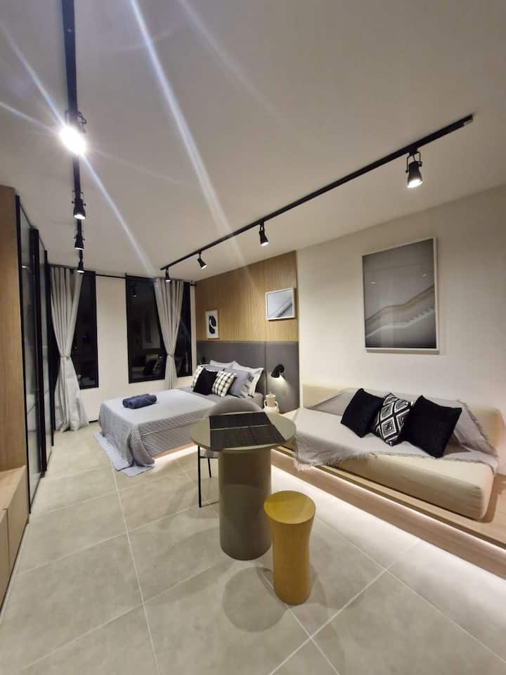 Um espaço moderno, aconchegante e cheio de charme — perfeito para sua estadia.