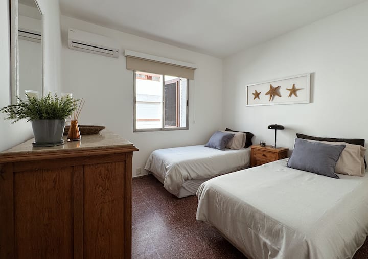 Habitacion con 2 camas individuales. Una de ellas marinera (se saca otra cama de abajo)