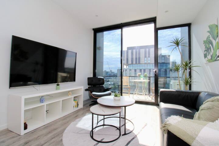 High Street - Top Floor - Balcony- Free Parking - Bayside City