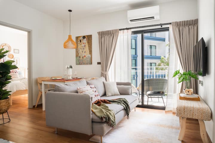 La elegante sala de estar está decorada en colores brillantes. ¡Lleno de luz y comodidad!
