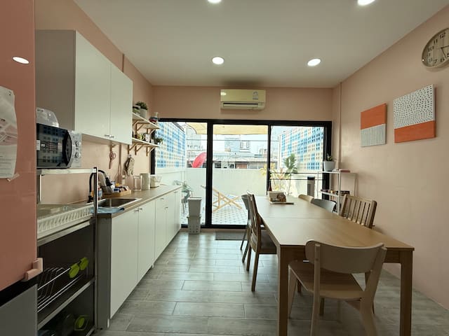 Lively & Peaceful Home in Song Wat/Chinatown gallery image 3