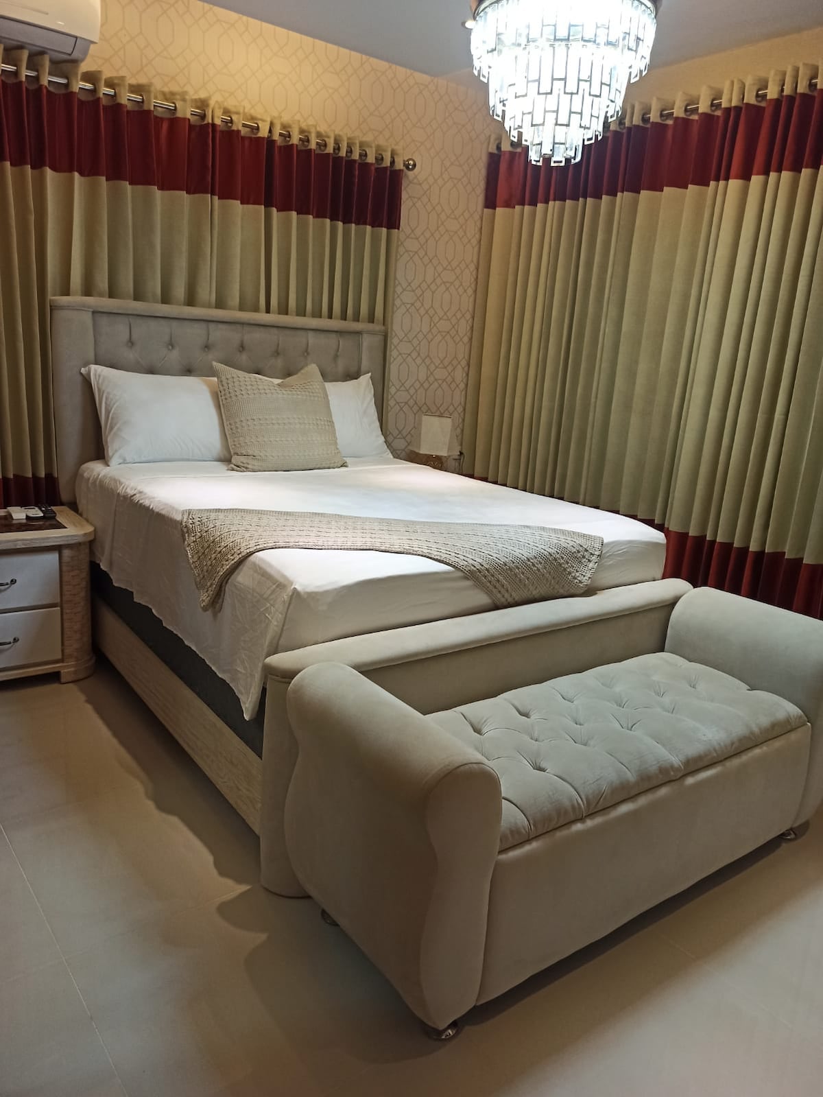 Huvudsovrummet med garderob 