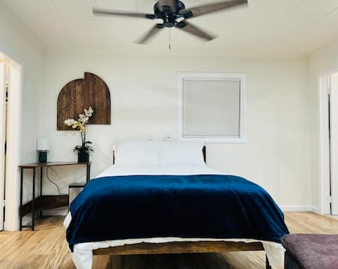 Contemporary Studio Near Mojave Aerospace Airport.