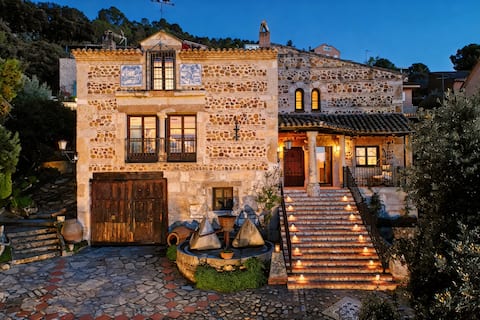 Luxe Villa | 12p|Movie Room|Salt Pool|EV Charger|35min to Mardr
