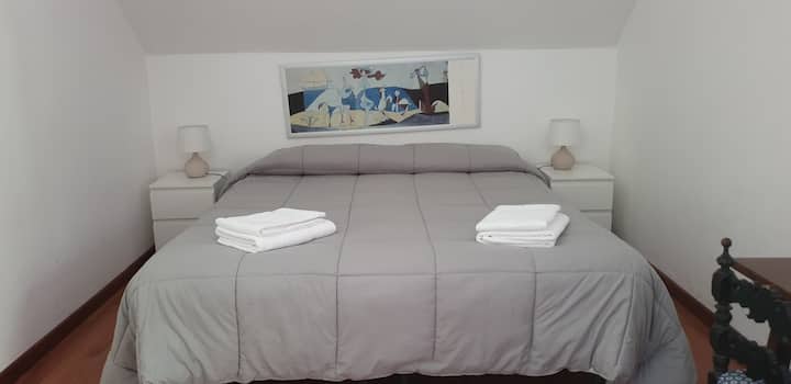 ห้องนอน 3 มีเตียงคู่และเตียงเดี่ยว