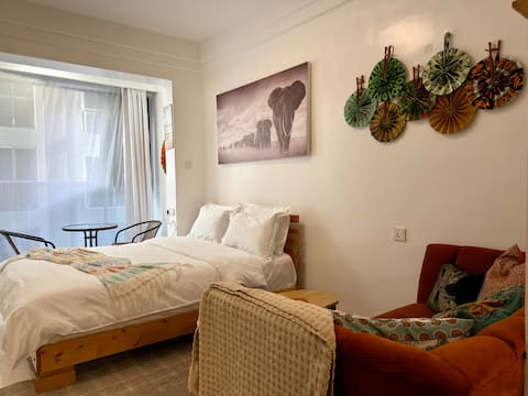 Afro modern studio near JKIA/SGR. Pool/Gym Parking