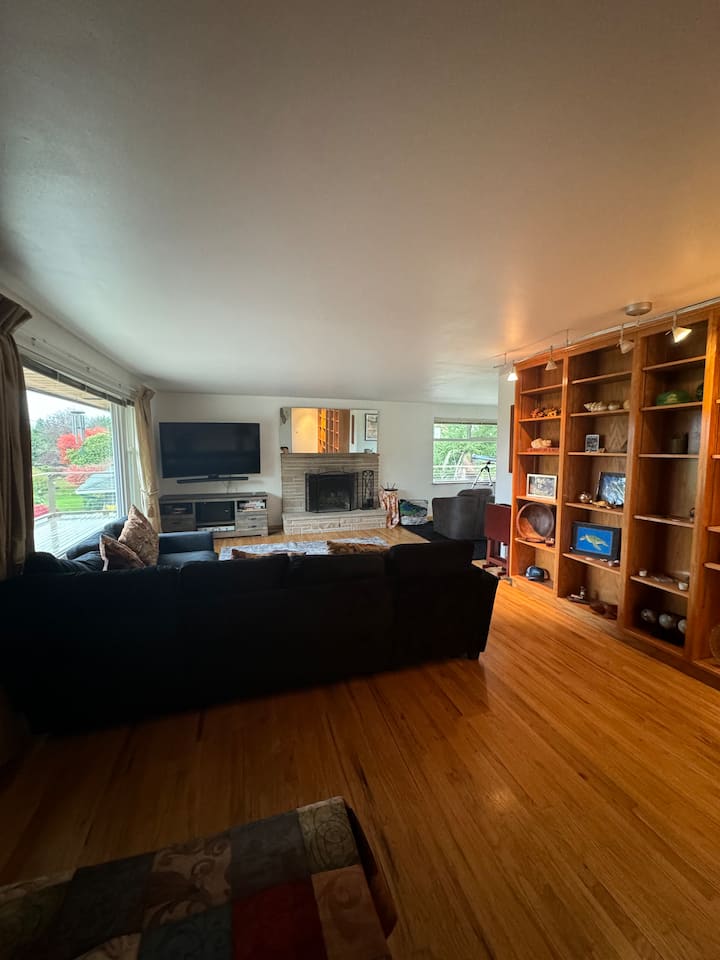Upper Unit With Views - Mukilteo, WA