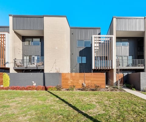 Cyclist’s Dream! Mins to Mt Stromlo. Sleeps 6.