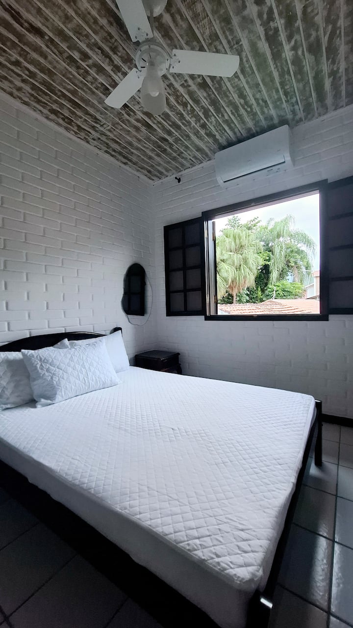 letto matrimoniale, aria condizionata, ventilatore a soffitto, tavolino angolare, cuscini, specchio a figura intera, cesto della biancheria, appendiabiti, libreria