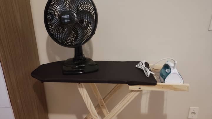 Daska za glačanje i daska za glačanje. 
Stolni ventilator 