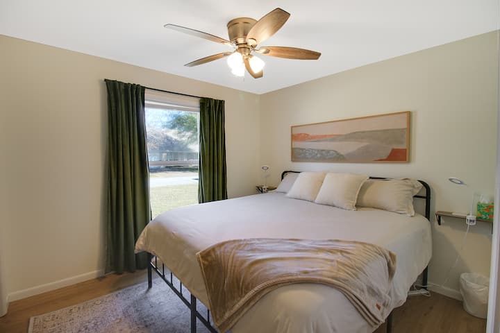 ಕ್ಲೋಸೆಟ್‌ನಲ್ಲಿರುವ 6 ಇಂಚಿನ ಫೋಮ್ ಹಾಸಿಗೆ ಮತ್ತು ಹಾಸಿಗೆ ಹೊಂದಿರುವ ಕಿಂಗ್ ಬೆಡ್. 