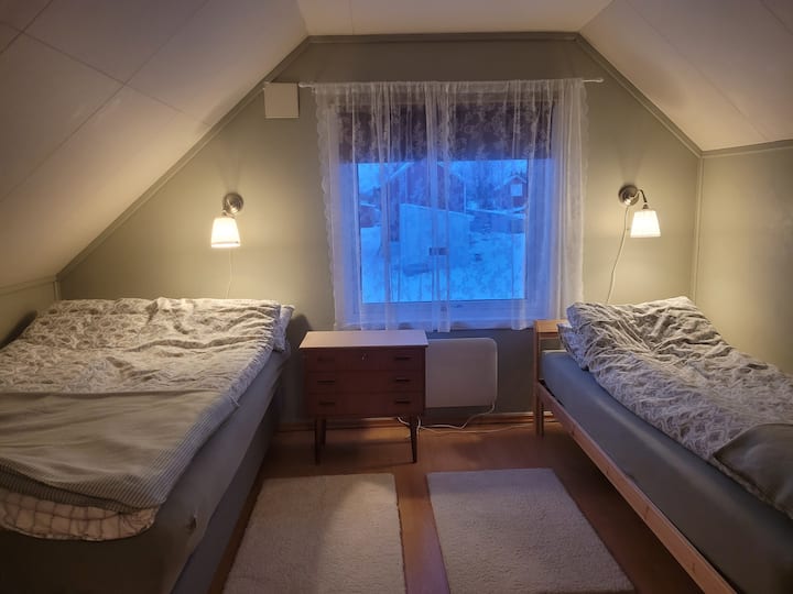 Спалня 3, 2 - ри етаж
2 легла 
90x200 см
120x200
                    