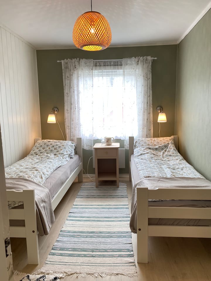 Спалня 1, 1 - ви етаж
2 легла 75x200 cm