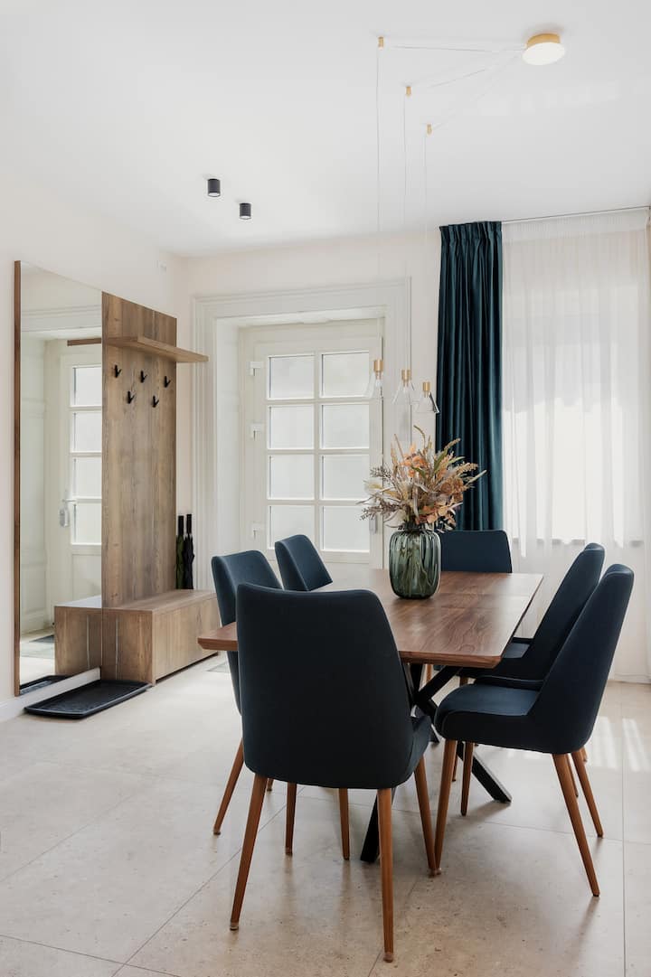 Old Town Escape | Stylish 3BR with Private Garden