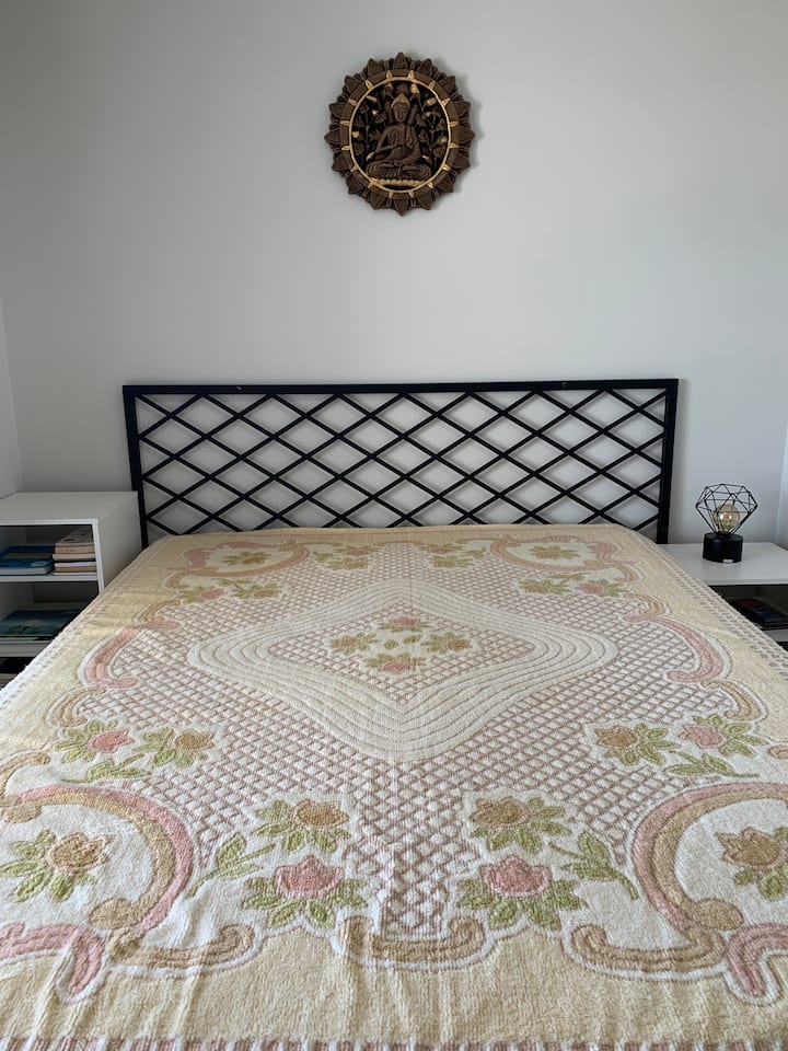 Cama king com ar condicionado