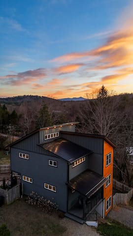 Family/Pet-Friendly, Hot Tub + Mins from Downtown!