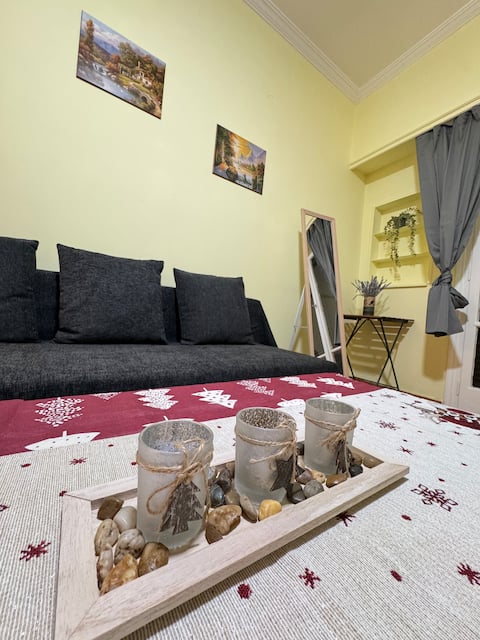 Popular Airbnb listing: Cozy home in the heart of Athens in ΑΡΙΣΤΟΤΕΛΟΥΣ