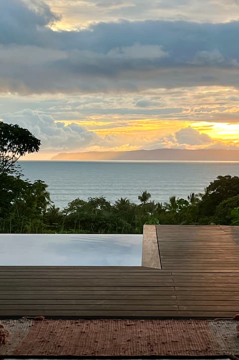 Tropical getaway, pool and ocean view Pavones