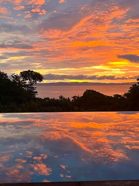 Tropical getaway, pool and ocean view Pavones
