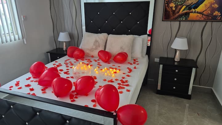 Ne e personalizojmë dhomën e gjumit ose apartamentin për çdo rast.
na kontakto për të diskutuar çdo kërkesë 