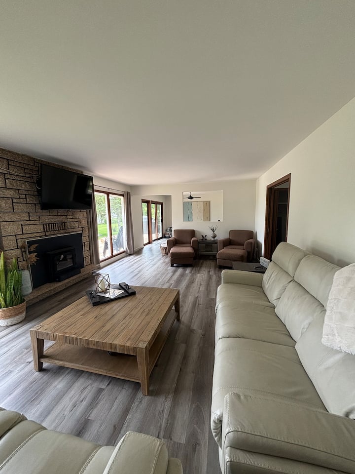 Lac Du Bonnet Lake Home W/hot Tub - Lac du Bonnet