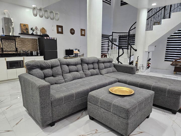 Mercedes Luxury Airbnb + karaoke