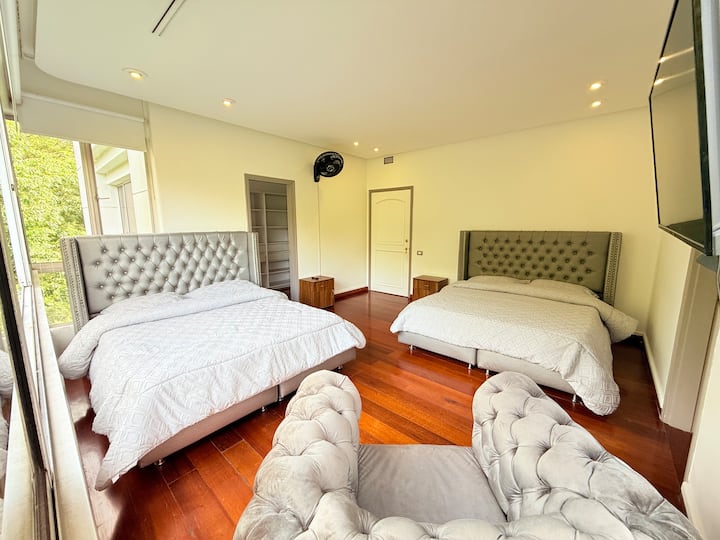 חדר נוח במיוחד, עם 2 מיטות קווין סייז, מושלם לשהייה ארוכה, לנוח וליהנות