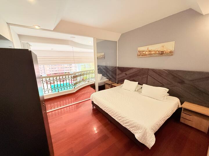 חדר בסגנון מודרני עם נגיעות חמות, מושלם למנוחה ולניתוק. המיטה הגדולה, העיצוב האלגנטי והנוף של פנים המקום, המשקיף על הבריכה.