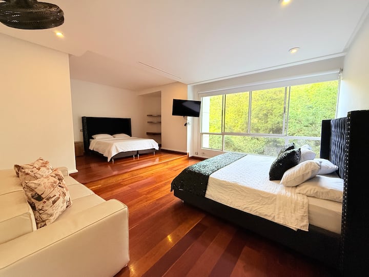 חדר מרווח ונעים עם 2 מיטות קווין סייז, כולל טלוויזיה ונוף נפלא.