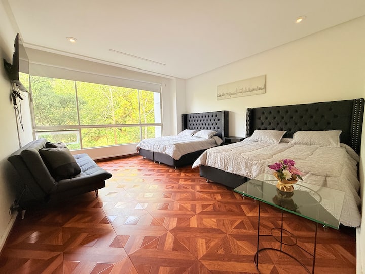 חדר מרווח, עם שתי מיטות זוגיות, כורסה וארון, חדר רחצה פרטי ואור טבעי, מושלם למנוחה.