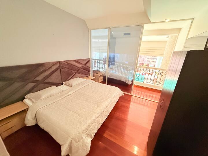 חדר נוח, סופר מואר, מרפסת המשקיפה על הבריכה.
