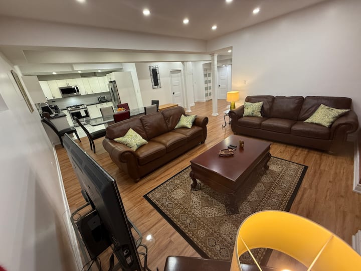 Spacious/stylish Family Retreat Private Entrance - Burlington