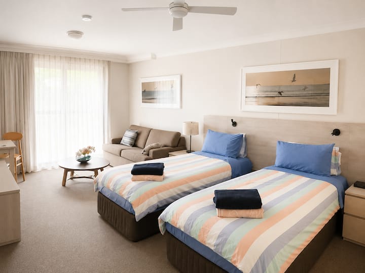 La configuración de la habitación es de 2 camas individuales o una cama tamaño king. Por favor, infórmenos al momento de hacer la reservación.