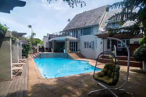 6BR home w/ pool, BBQ & hot tub