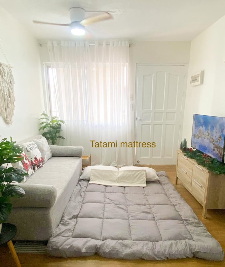 ที่นอนปูพื้นแบบทาทามิขนาดควีนไซส์ เหมาะสำหรับผู้เข้าพัก 2 คน โปรดอย่าถอดฝาครอบออก เราจะจัดหาผ้าคลุมเตียงและผ้าห่มให้